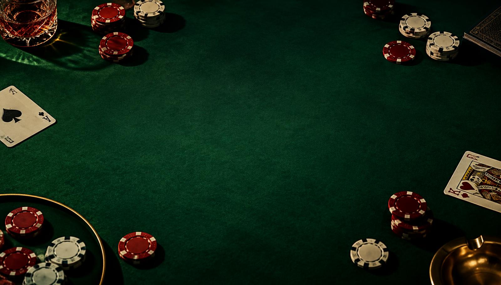 Tavolo da poker in feltro verde con fiches e carte